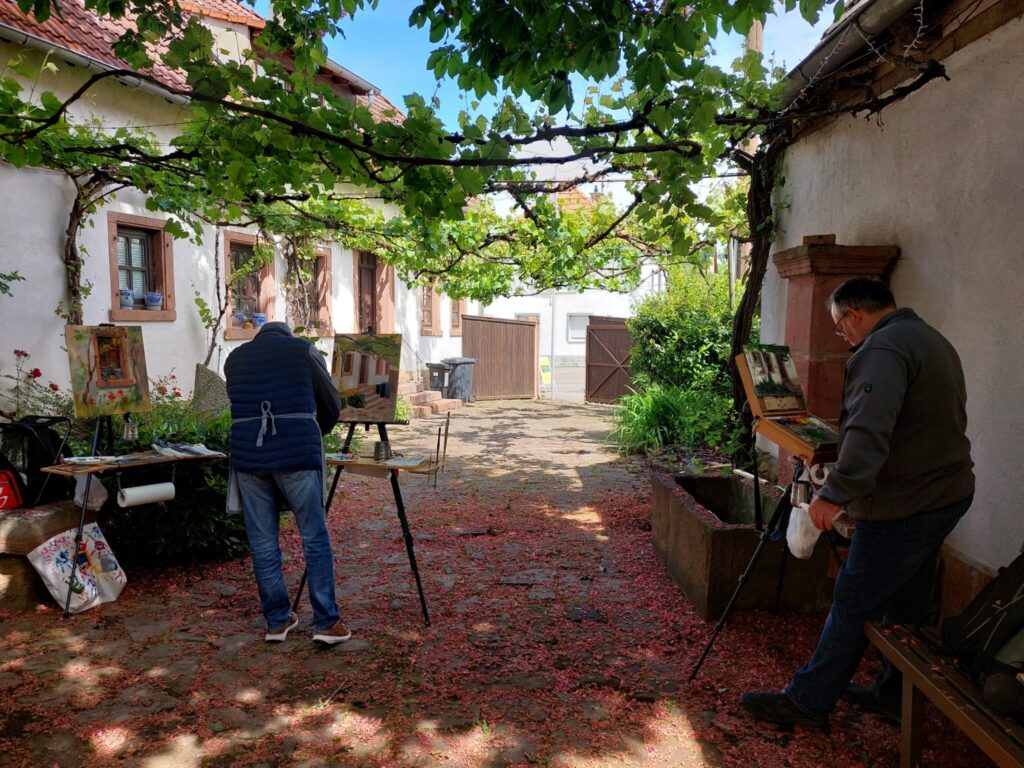 Pleinair im weinüberwachsenen Sandsteinhof